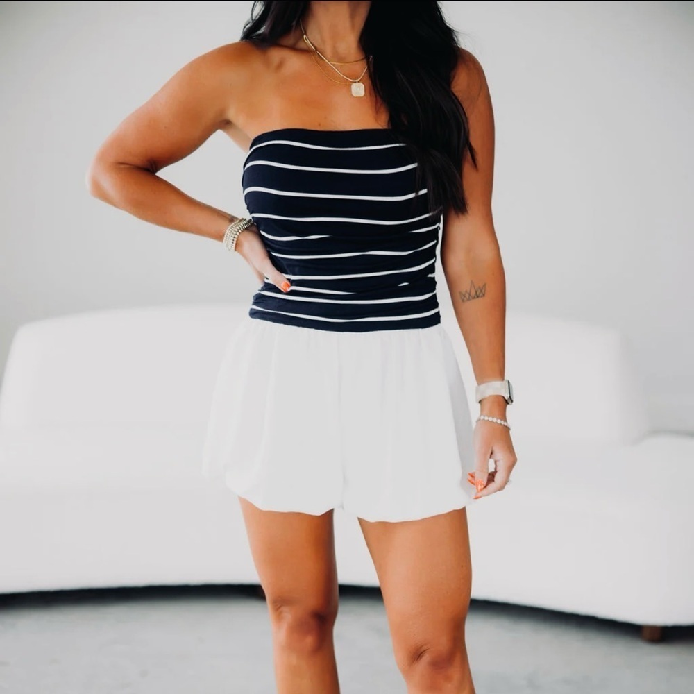 Gilli Romper Size Medium Navy Blue White Striped Pull On Bubble Hem Shorts - Picture 1 of 14